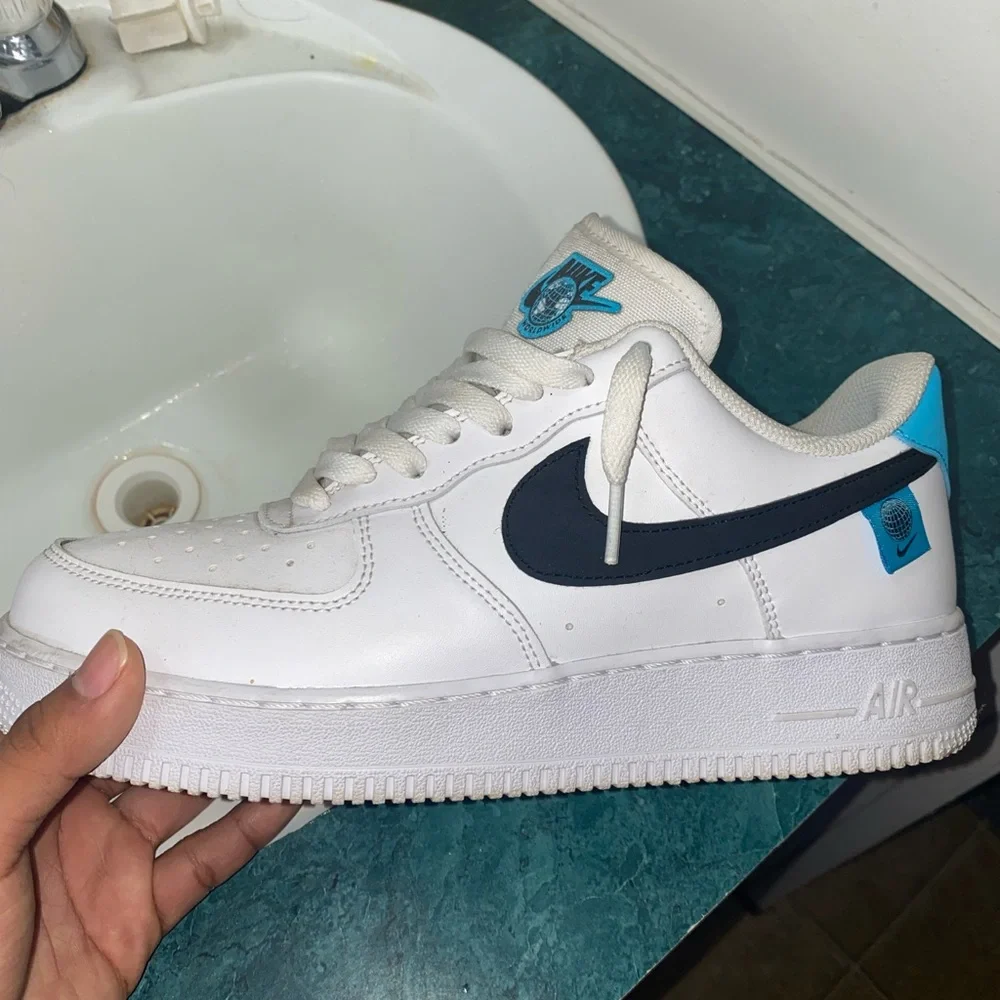 Nike AirForce1s worldwide size 8.5 - Picture 4 of 4
